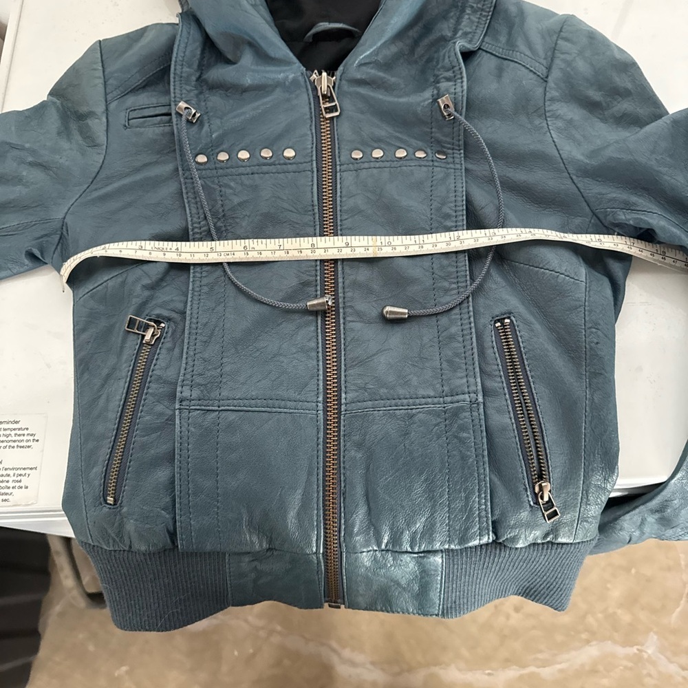 Danier jacket ⭐️ - Picture 3 of 3
